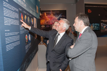 Karlheinz Kreuzberg presents to Jonathan Bell the ESA pavilion