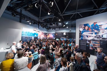 Léopold Eyharts meets the public at the ESA pavilion