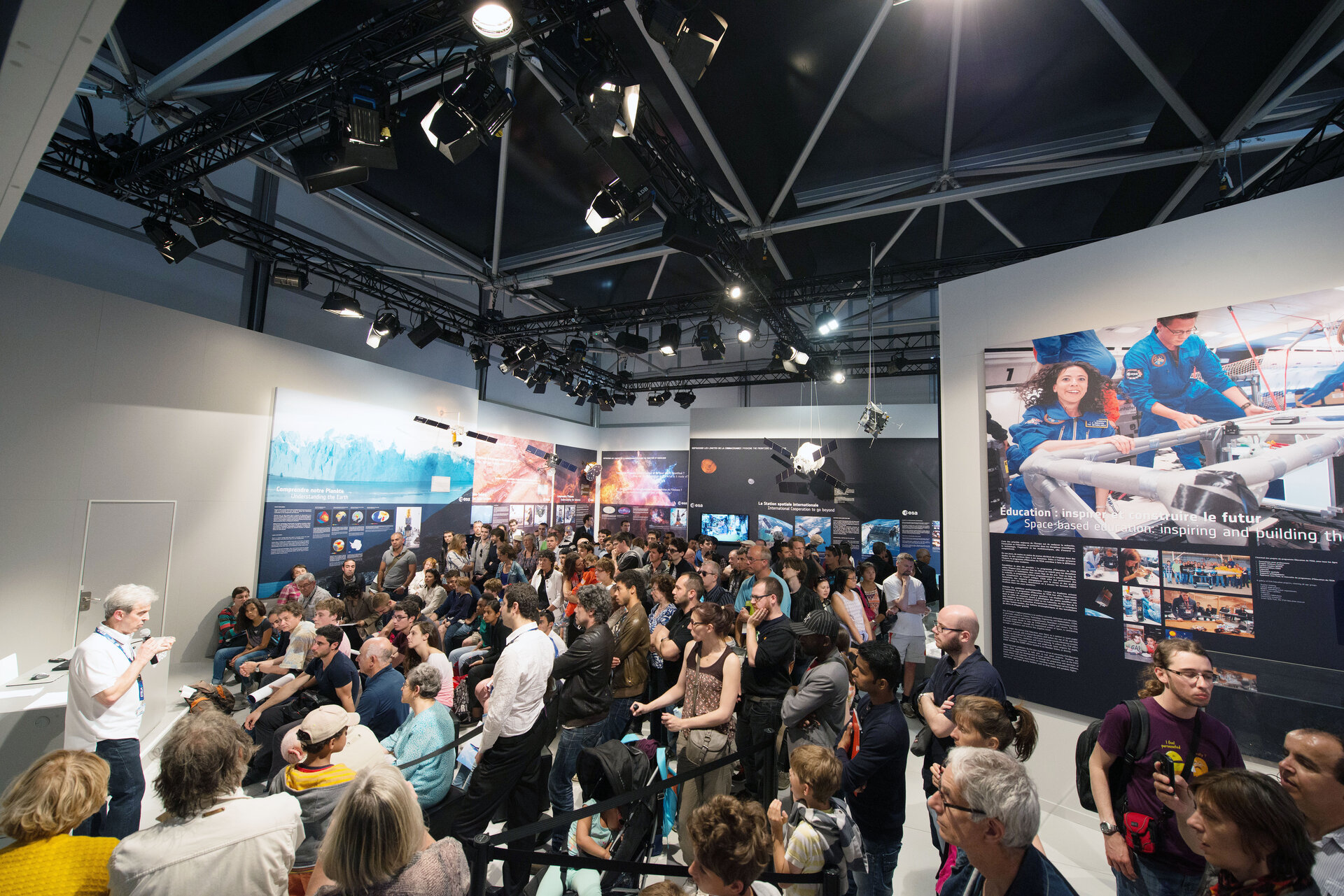 Léopold Eyharts meets the public at the ESA pavilion