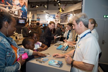 Léopold Eyharts meets the public at the ESA pavilion