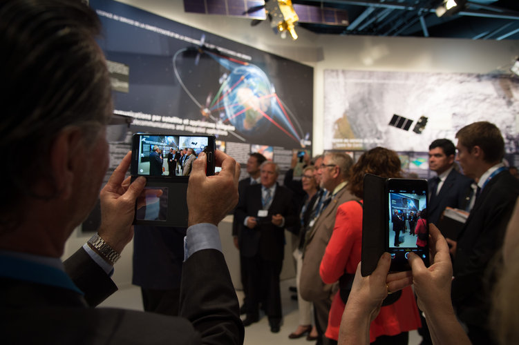 Members of the French Parliament visit the ESA Pavilion