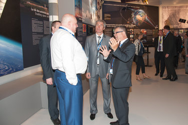 Rene Pichel presents to Sergei Krikalev the ESA pavilion