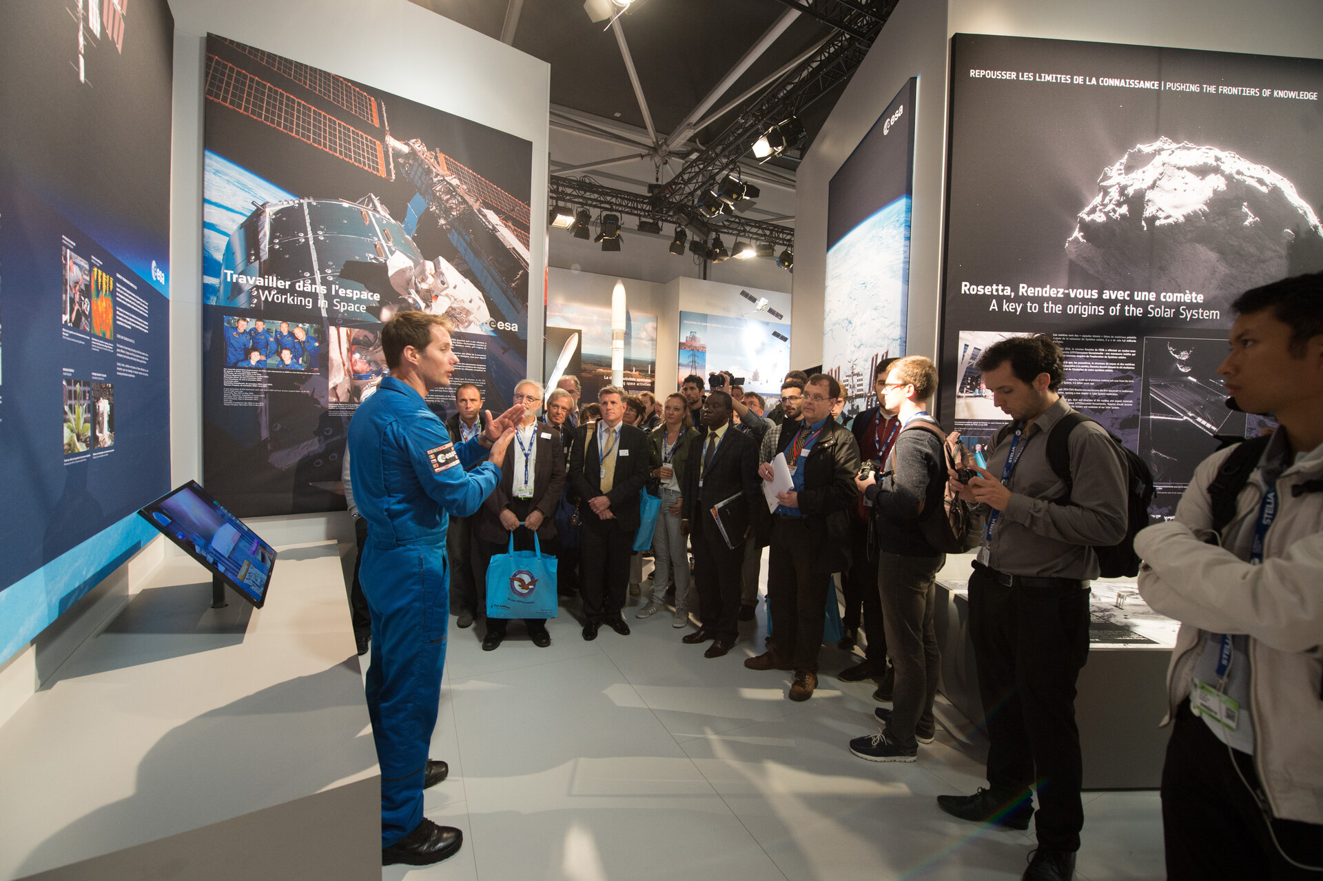 Thomas Pesquet presents ESA pavilion to Superaero and Ensica students