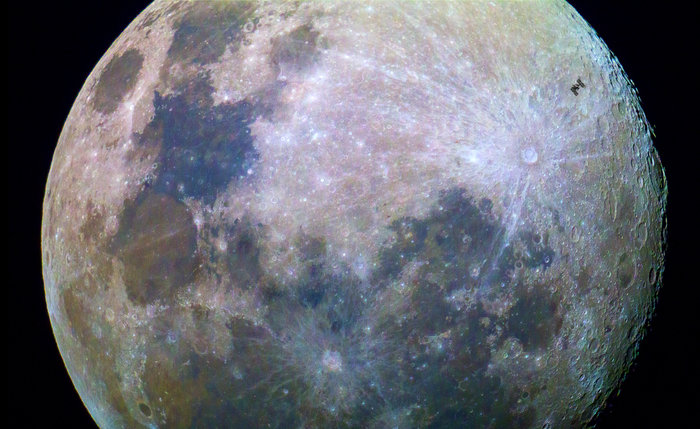 ISS passerer foran Månen