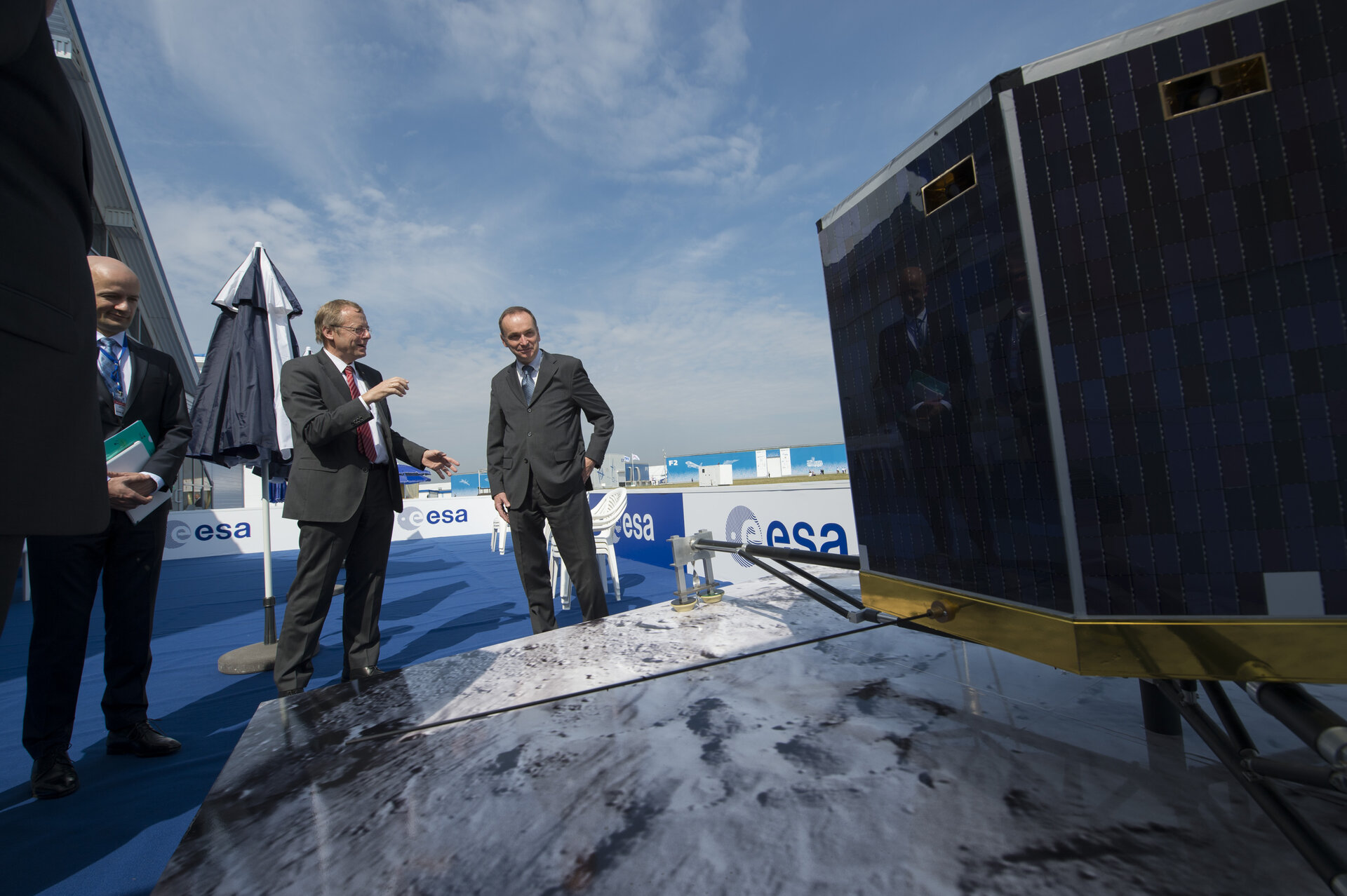 Jan Wörner presents to Pierre Helg the Rosetta mission