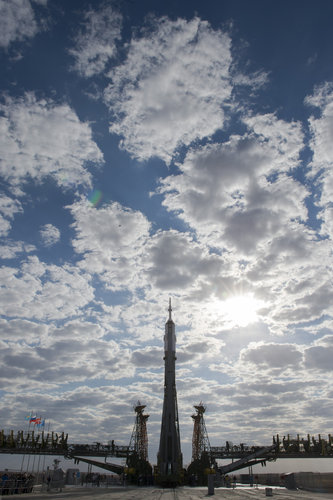 Soyuz TMA-18M spacecraft moved into vertical position