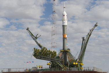 Soyuz TMA-18M spacecraft moved into vertical position