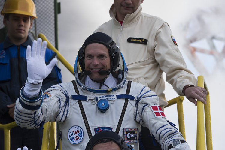 Andreas Mogensen greeting audience at the launch pad