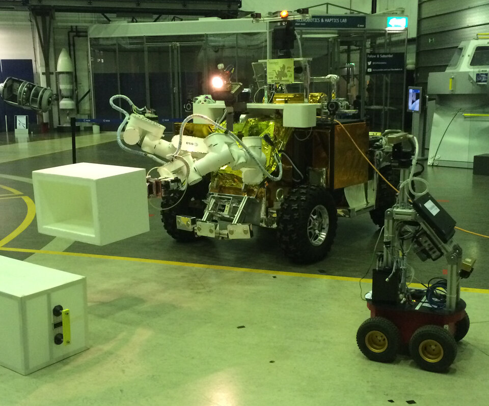 Rover Eurobot s doprovodným průzkumným vozidlem