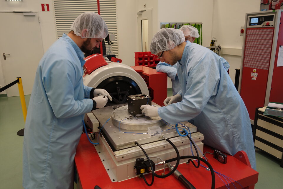 Installation de OUFTI 1 sur le "shaker" électrodynamique à l'ESTEC 