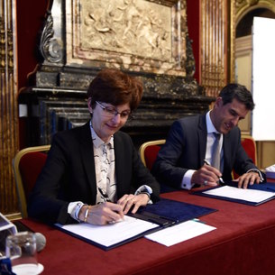 On 15 September 2015, ESA and Thales Alenia Space signed a contract for the full development and qualification of Spacebus Neo, marking the start of Phase–C/D of the Neosat programme.  The contract was signed by Magali Vassiere, ESA’s Director of Telecommunications and Integrated Applications, and Bertrand Maureau, Vice-President Telecommunications Business Line at Thales Alenia Space.