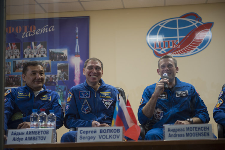 Prime crew members during the press conference held at the Cosmonaut Hotel