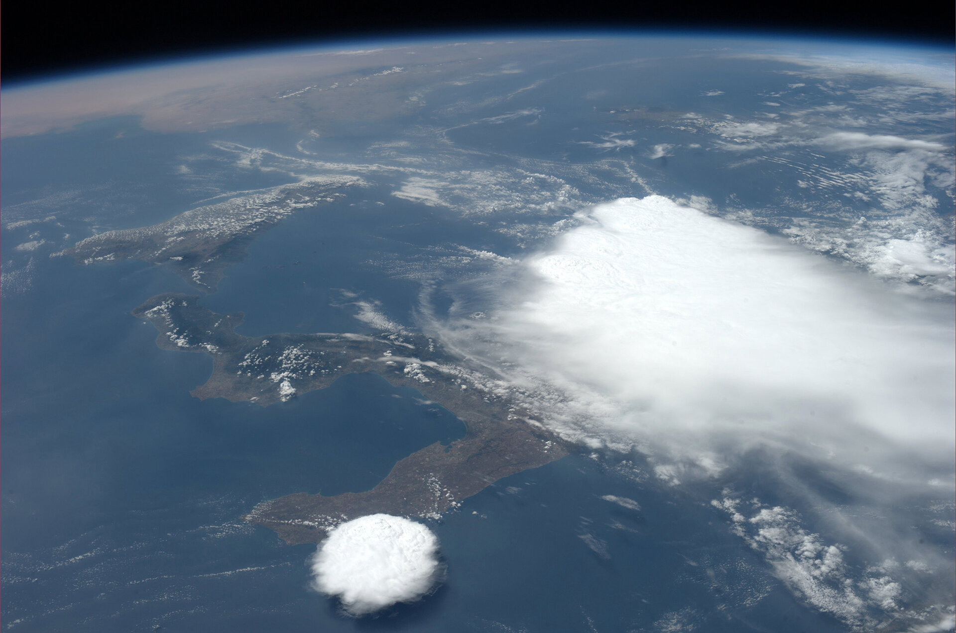 Η Απουλία σε μια φωτογραφία από το διάστημα από τον Λούκα Παρμιτάνο