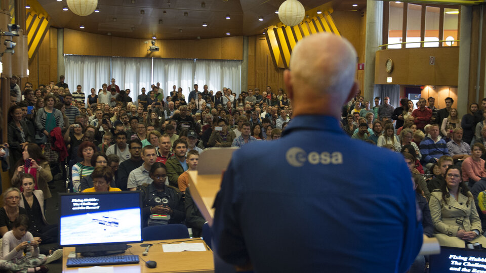 Astronauten spreken tijdens ESTEC Open Day