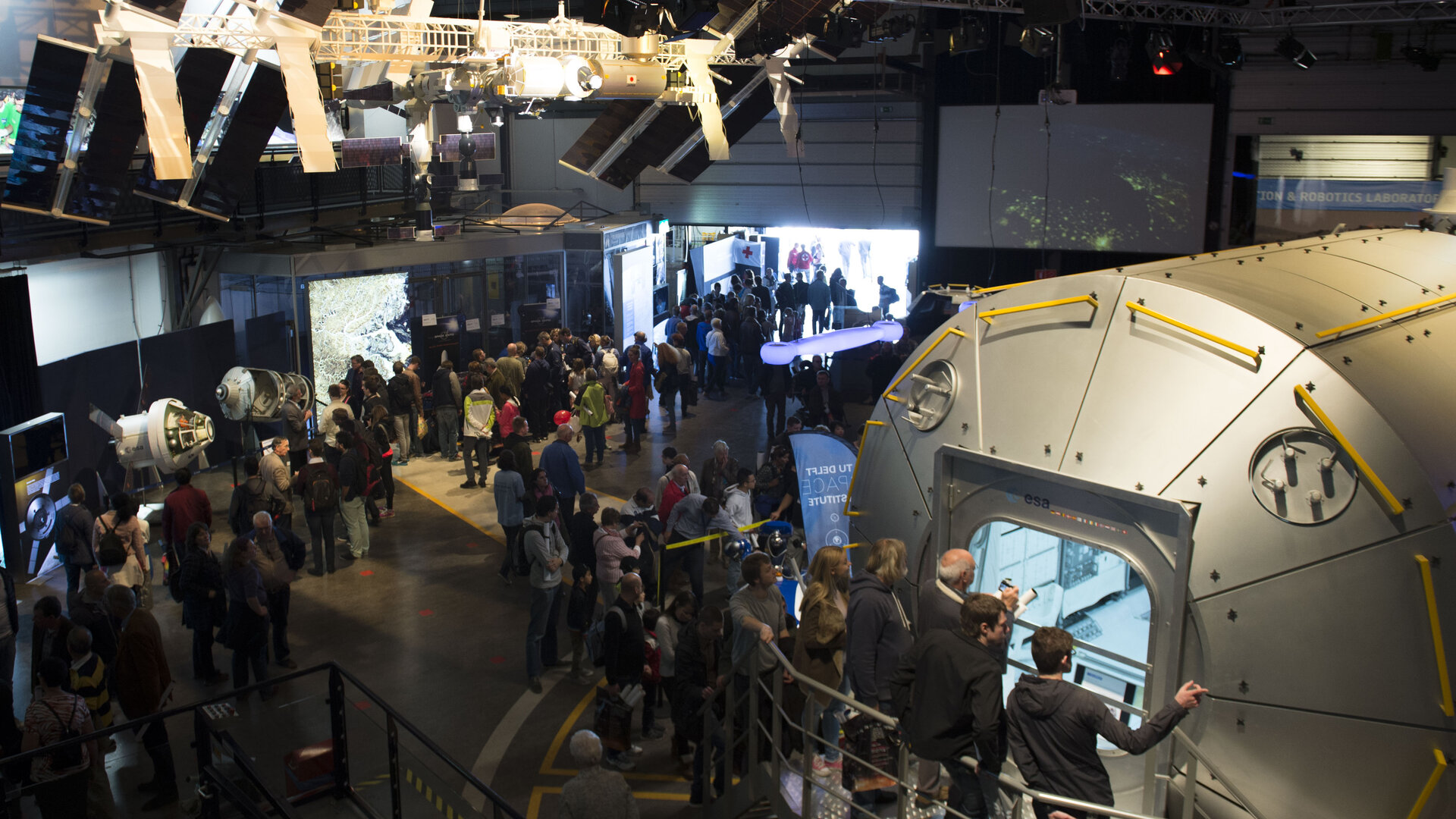 Besucher im Erasmus Centre auf dem Gelände des ESTEC (Noordwijk, NL)