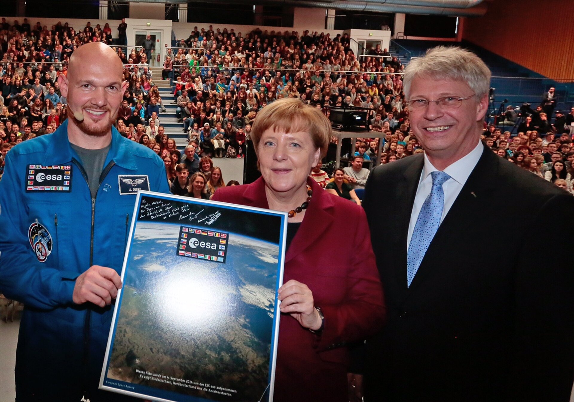 Bundeskanzlerin Angela Merkel mit ESA-Astronaut Alexander Gerst und ESA-Direktor Thomas Reiter