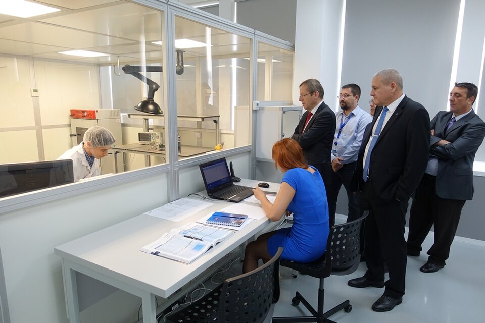 Directorul General ESA vizitează Laboratorul pentru Integrarea Sateliților