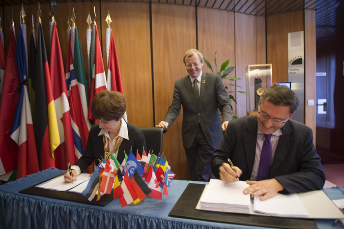 On 17 November 2015, ESA and Airbus Defence and Space signed a contract for the full development and qualification of Eurostar Neo, as part of Phase-C/D of the Neosat programme.  The contract was signed by Magali Vassiere, ESA’s Director of Telecommunications and Integrated Applications, and Eric Béranger, Head of Space Systems Programmes at Airbus Defence and Space.