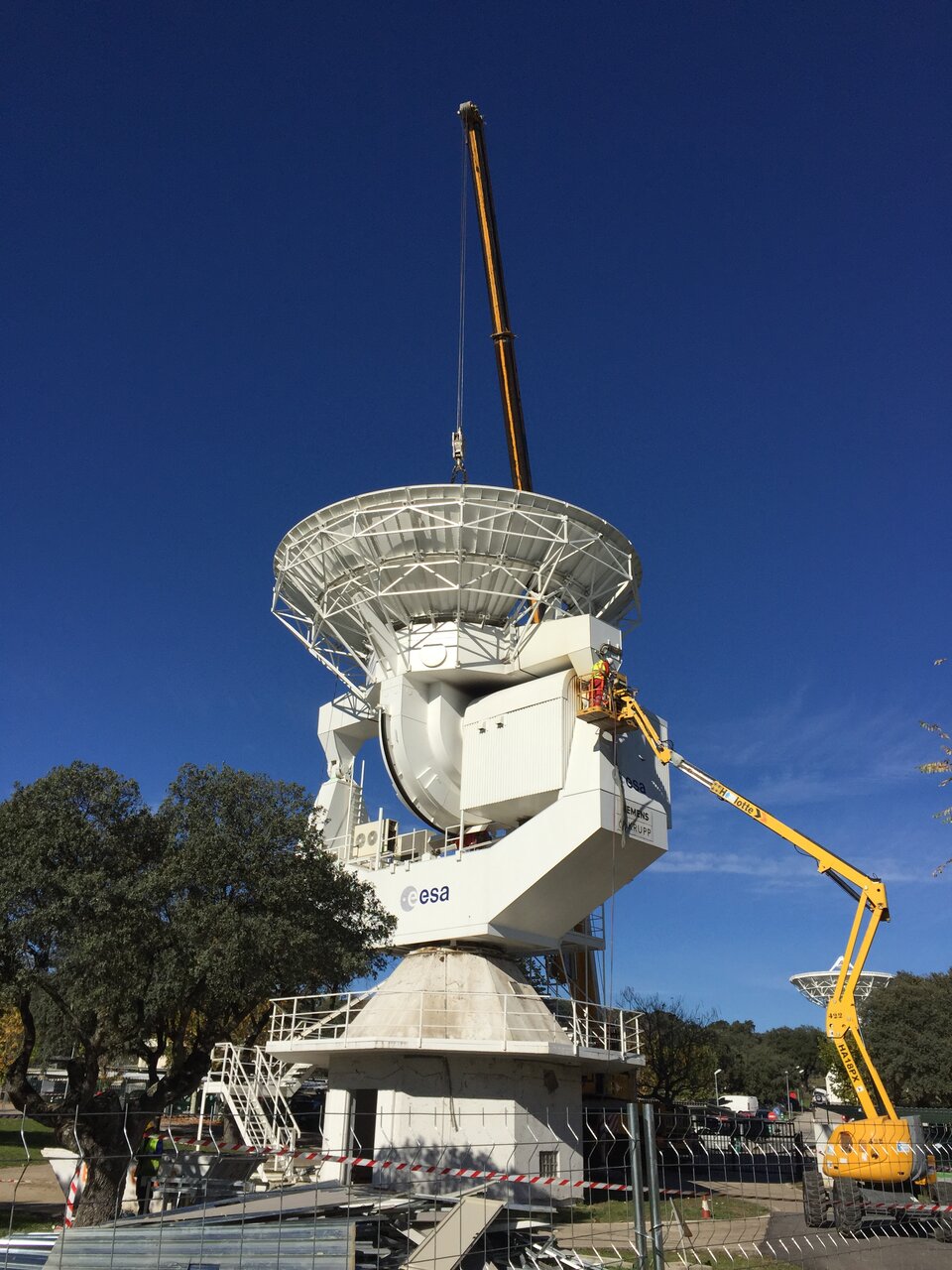 VIL-4 antenna removal at ESAC