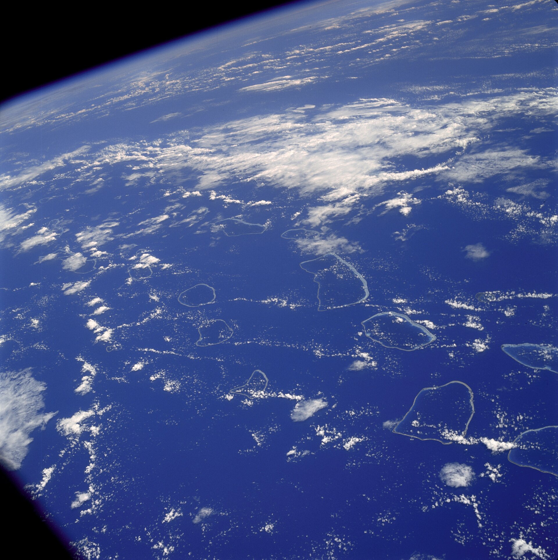 Archipel des Tuamotu, photographié par l'équipage d'Apollo 7