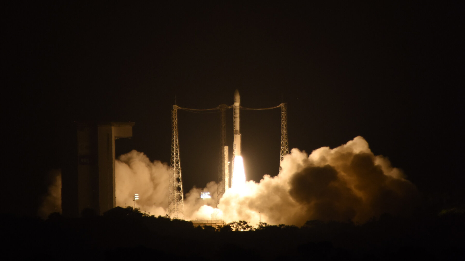 Liftoff of Vega VV06 carrying LISA Pathfinder