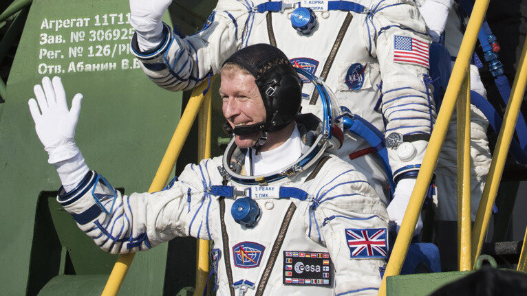 Tim Peake zwaait voordat hij naar de ruimte vertrekt