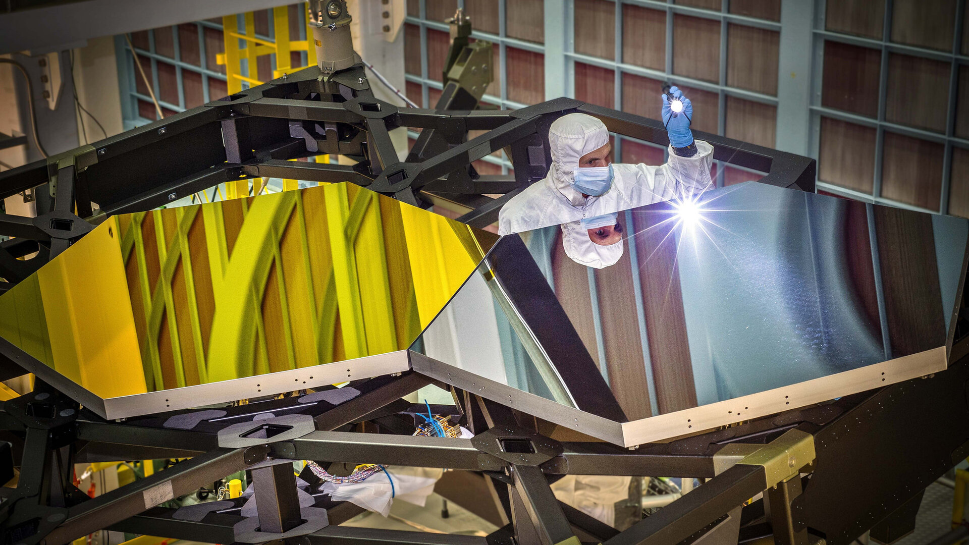Test segmentů zrcadla pro teleskop pro James Webb Space Telescope