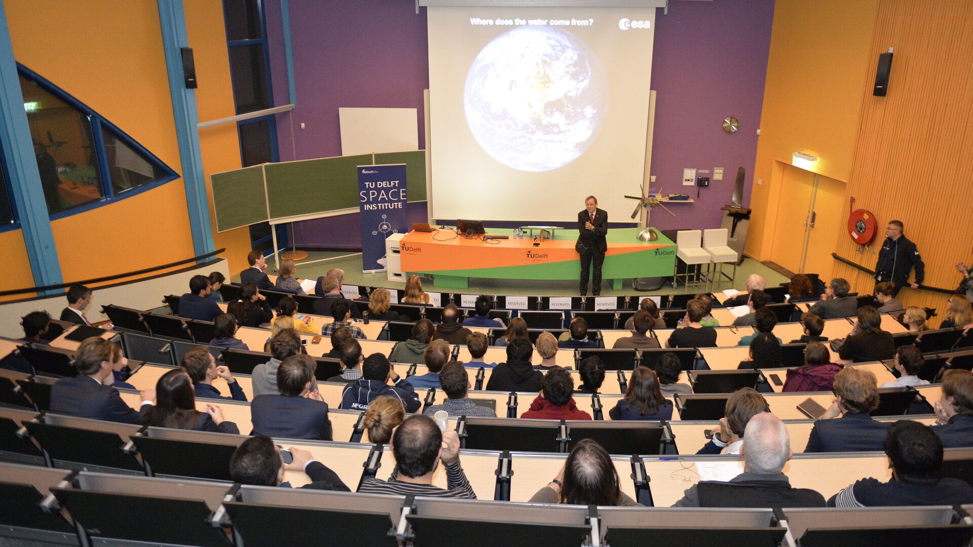 ESA's directeur-generaal Jan Woerner geeft een lezing aan de TU/Delft