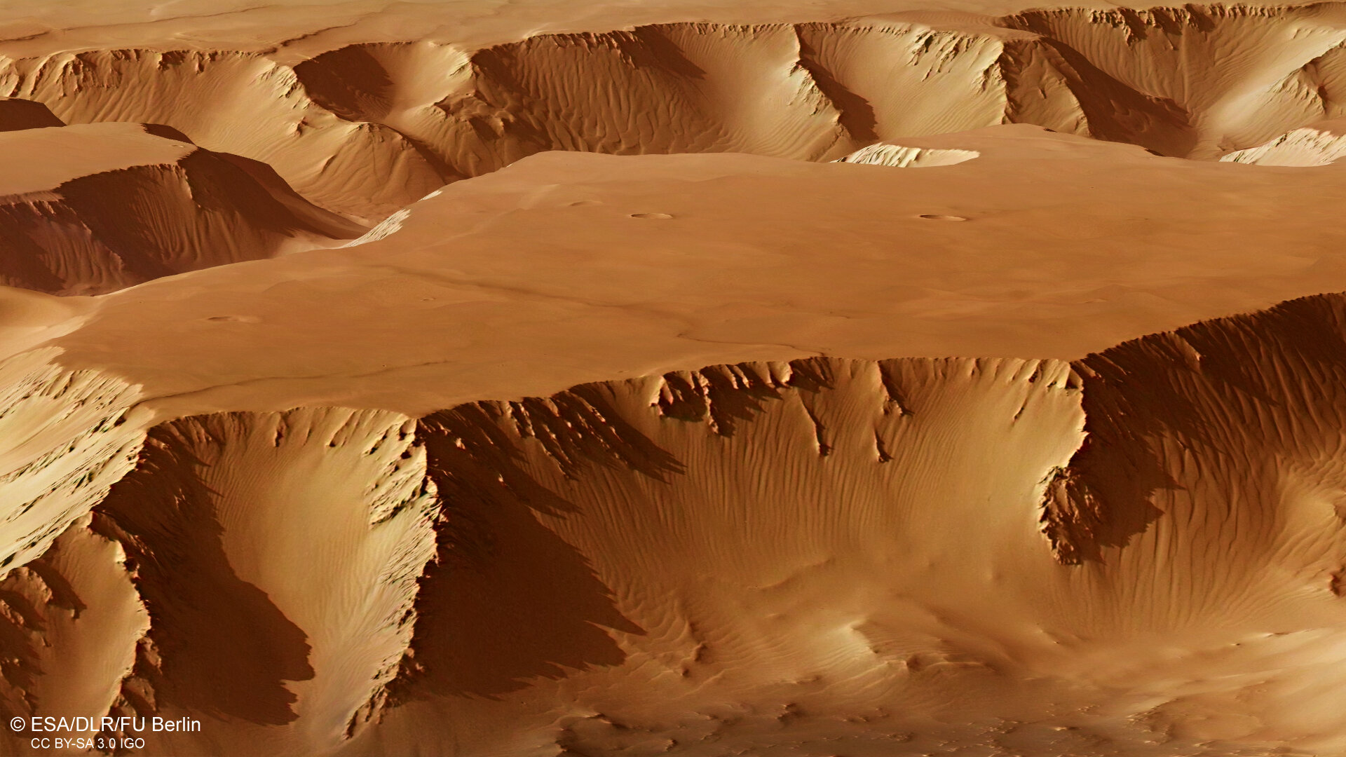 Pohled na Noctis Labyrinthus z perspektivy