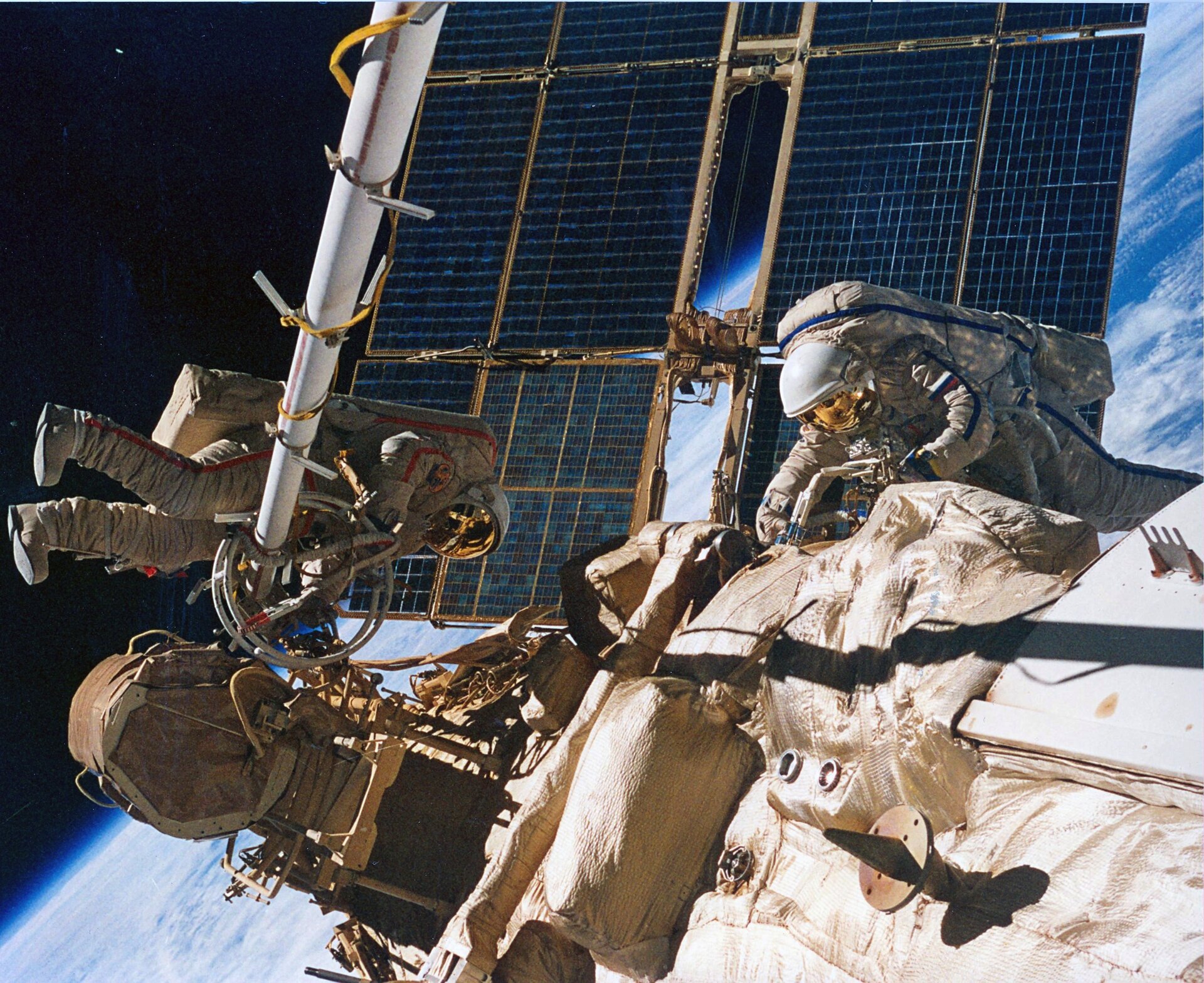 Reiter and Gidzenko spacewalk