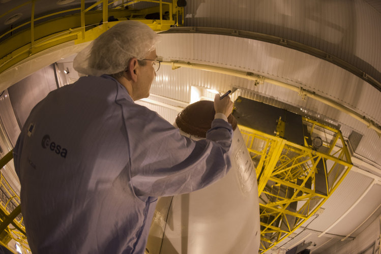 Signing Sentinel-3 fairing nose 