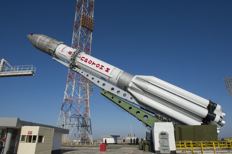 Proton rocket moved into vertical position