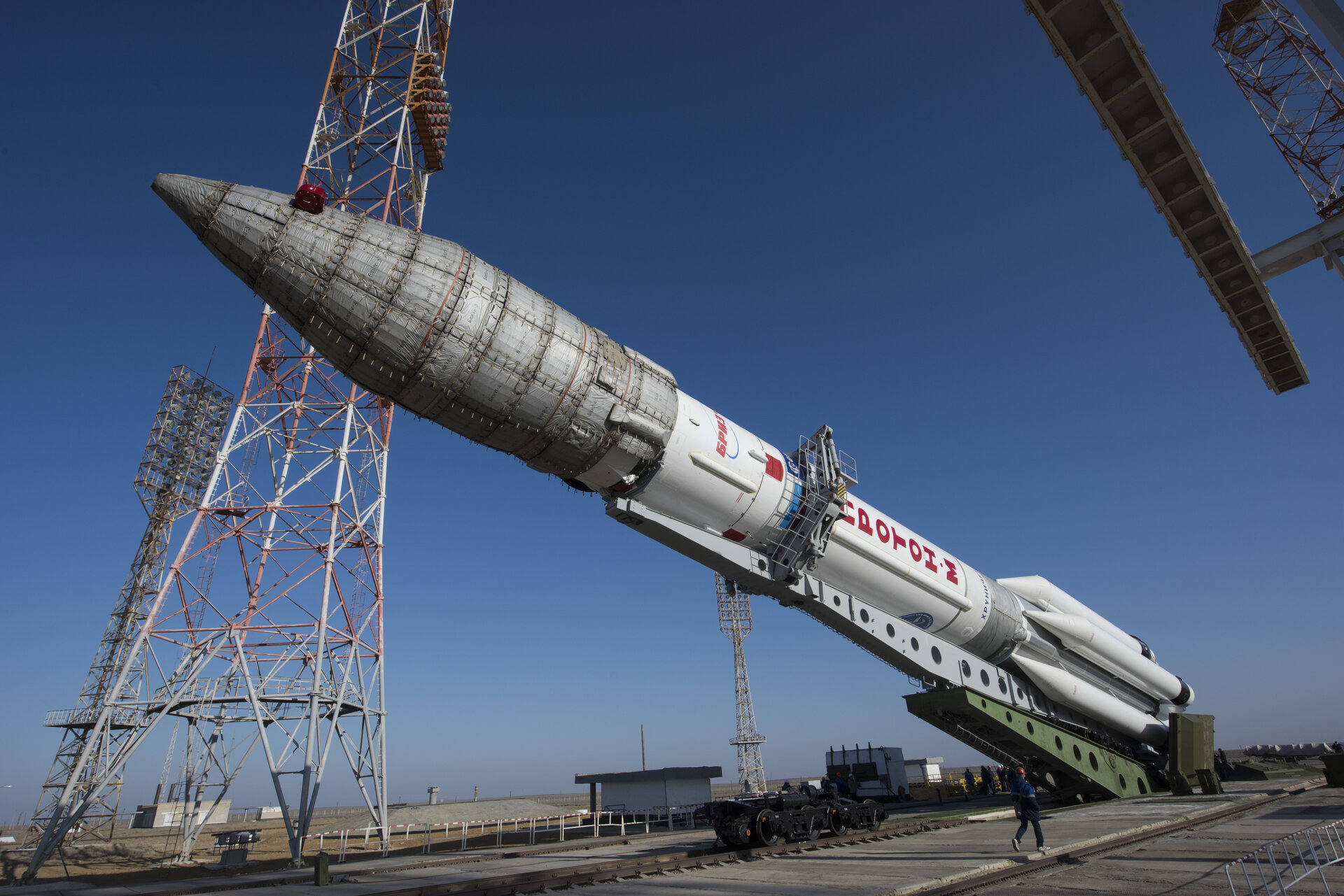 Proton rocket moved into vertical position