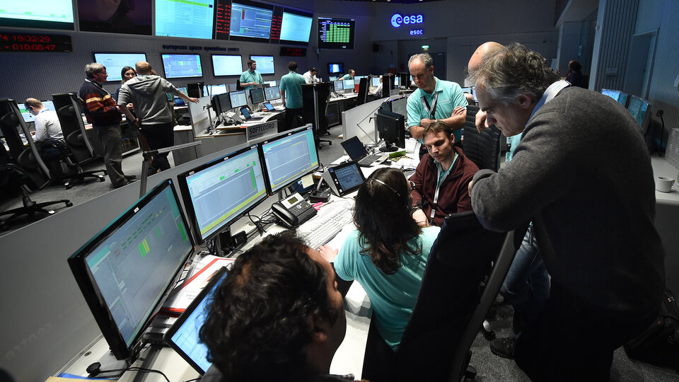 ExoMarsi missiooni juhtimise meeskond ESA Euroopa Kosmoseoperatsioonide Keskuse (ESOC) peamises kontrollruumis kosmosesondi õhkutõusmise päeval, 14. märtsil 2016. Allikas: ESA/J. Mai.