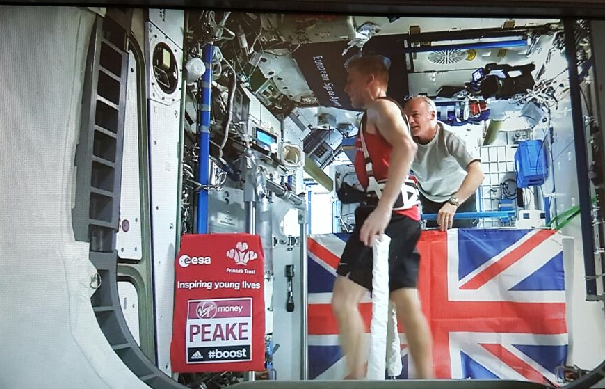 Astronaut Tim Peake rent de marathon van Londen in het ISS