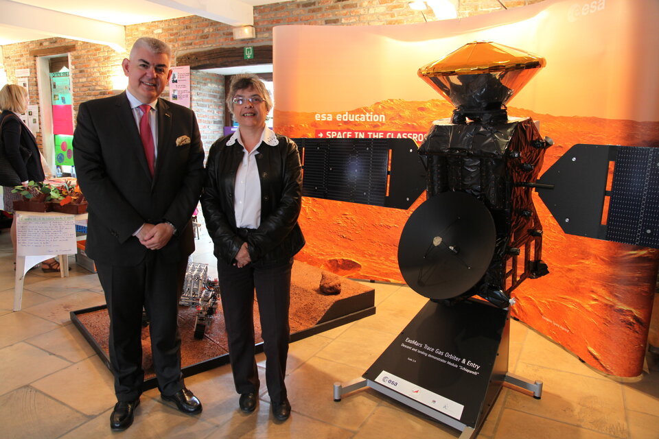 Hugo Marée (ESA) en Lise-Anne Hanse (directeur-generaal van het Franstalig verplicht onderwijs) bij een model van ESA's Marssonde ExoMars