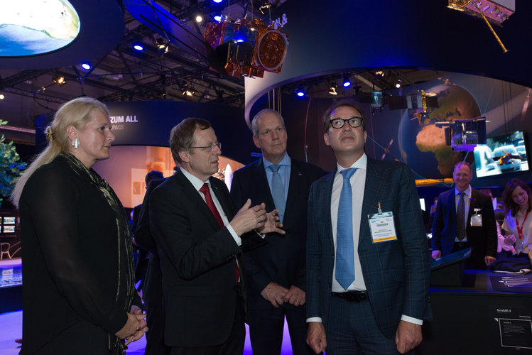 Minister Alexander Dobrindt visits the ‘Space for Earth’ pavilion