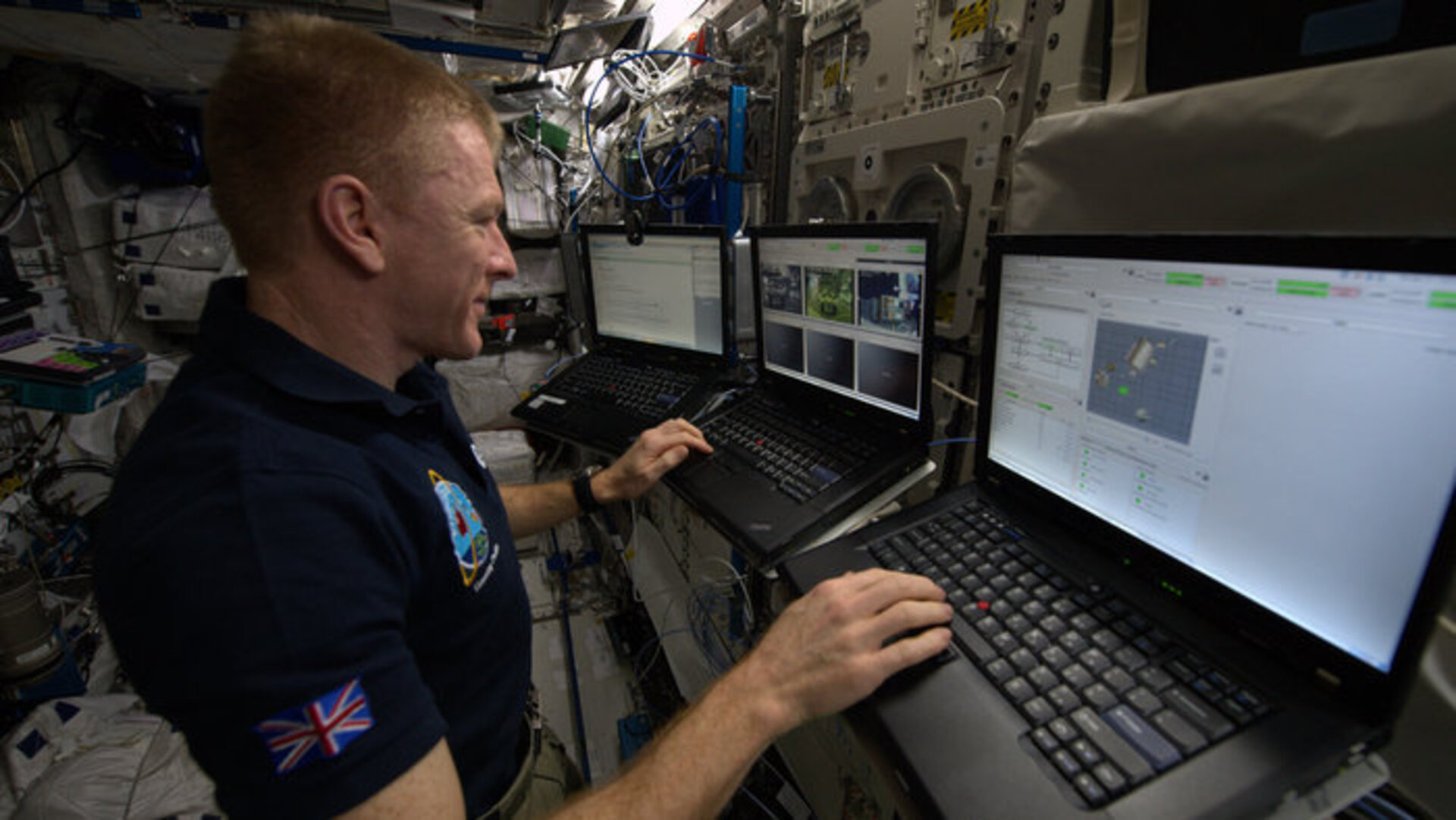 Tim Peake juhtimas Maal asuvat kulgurit Euroopa Columbuse kosmoselaboris Rahvusvahelises kosmosejaamas. Foto: ESA/NASA