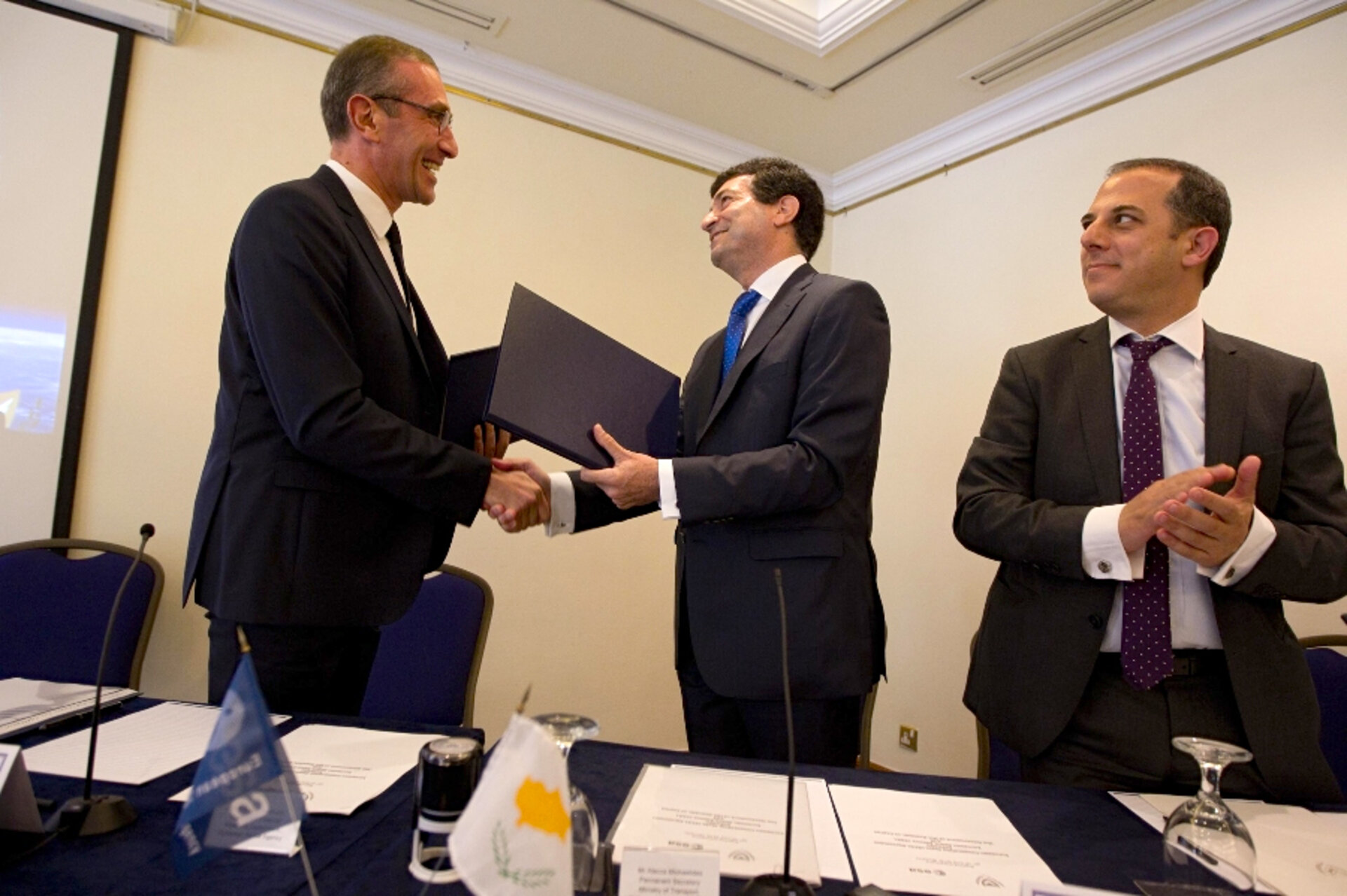Η Κύπρος υπογράφει την Συμφωνία Ευρωπαϊκού Συνεργαζόμενου Κράτους Μέλους