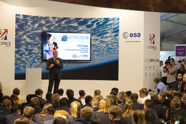 Jan Wörner introduces Tim Peake at the inauguration of Futures Day