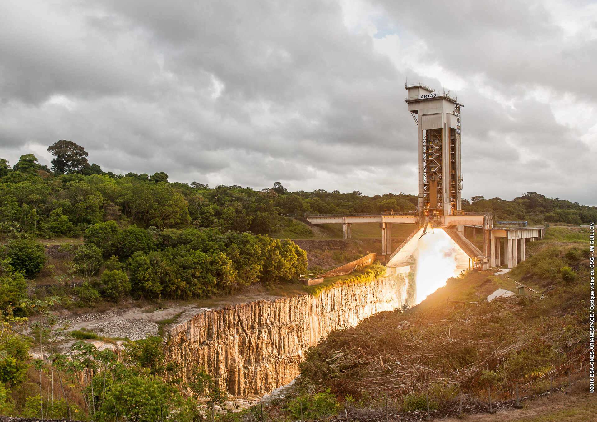 ARTA-6 test firing of an Ariane 5 solid-propellant booster