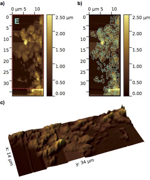Imagens topográficas de microscopia de força atómica da partícula E do MIDAS, um agregado ligeiramente comprimido e suave abrangendo muitos grãos. Créditos: ESA/Rosetta/IWF para a equipa MIDAS IWF/ESA/LATMOS/Universiteit Leiden/Universität Wien