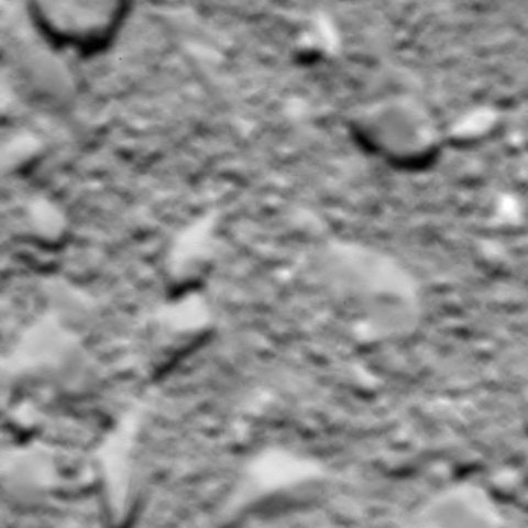La última imagen del cometa 67P/Churyumov-Gerasimenko tomada con la cámara OSIRIS poco antes del impacto, a una altura estimada sobre la superficie de 20 m. La escala es de unos 5 mm/pixel y la imagen mide unos 2.4m de ancho.