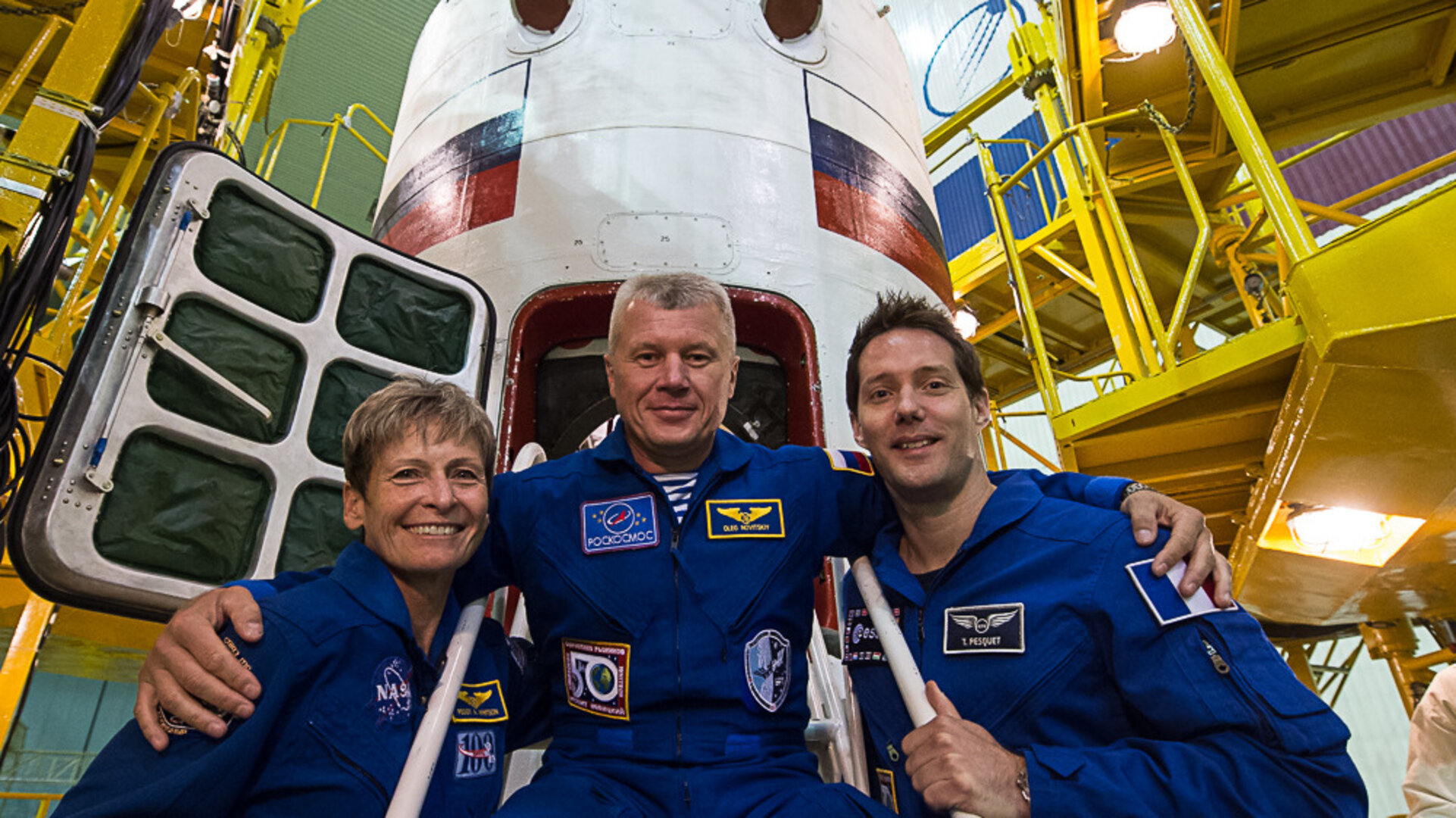 Peggy Whitsonová, Oleg Novickij a Thomas Pesquet před kosmickou lodí Sojuz