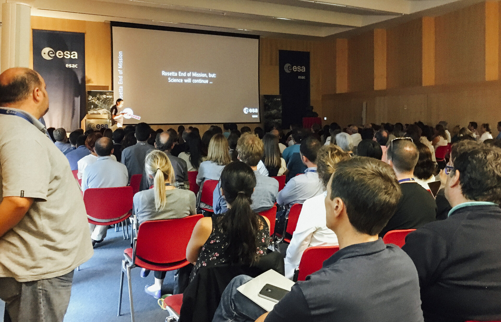 Scientific talk during the event held at ESAC for Rosetta's comet landing