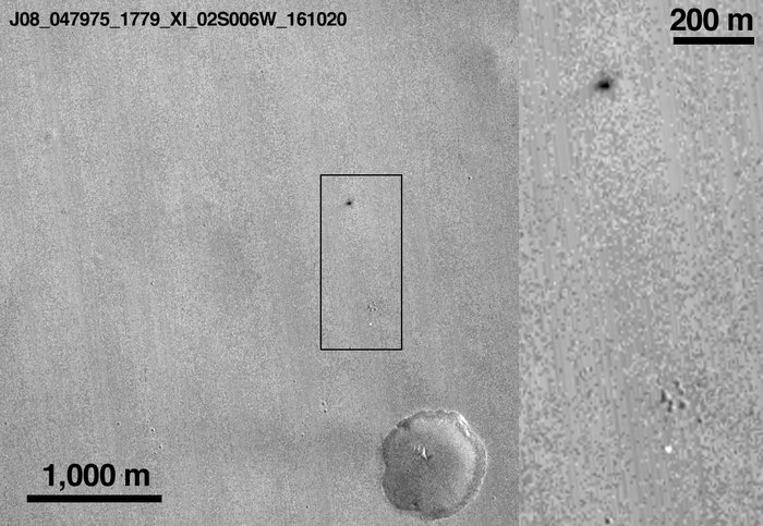 ... ja 20. oktoobril 2016 tehtud MGO ülesvõte samast piirkonnast. Foto paremas osas suurendus, kus on eristatavad üks hele ja üks tume objekt. Foto: NASA/JPL-Caltech/MSSS
