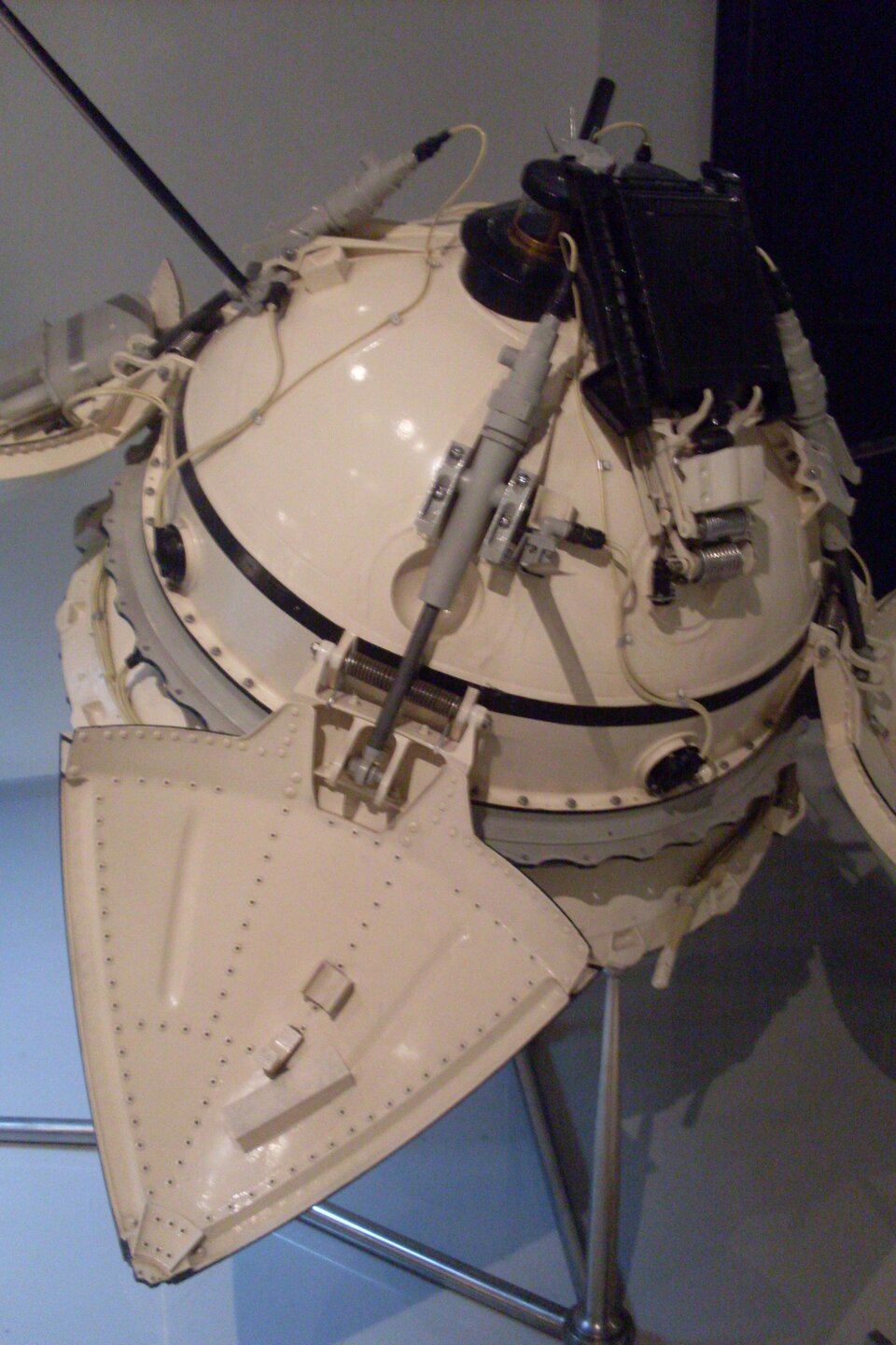 Maquete (1: 1) do módulo de aterragem Mars 3 no Memorial Museu de Cosmonáutica, Moscovo. Por Armael (trabalho próprio) [CC0], via ‘Wikimedia Commons’