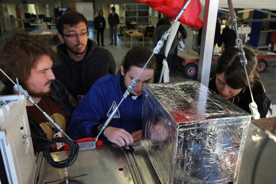 Team BuLMA installing their experiment in the BEXUS 22 gondola