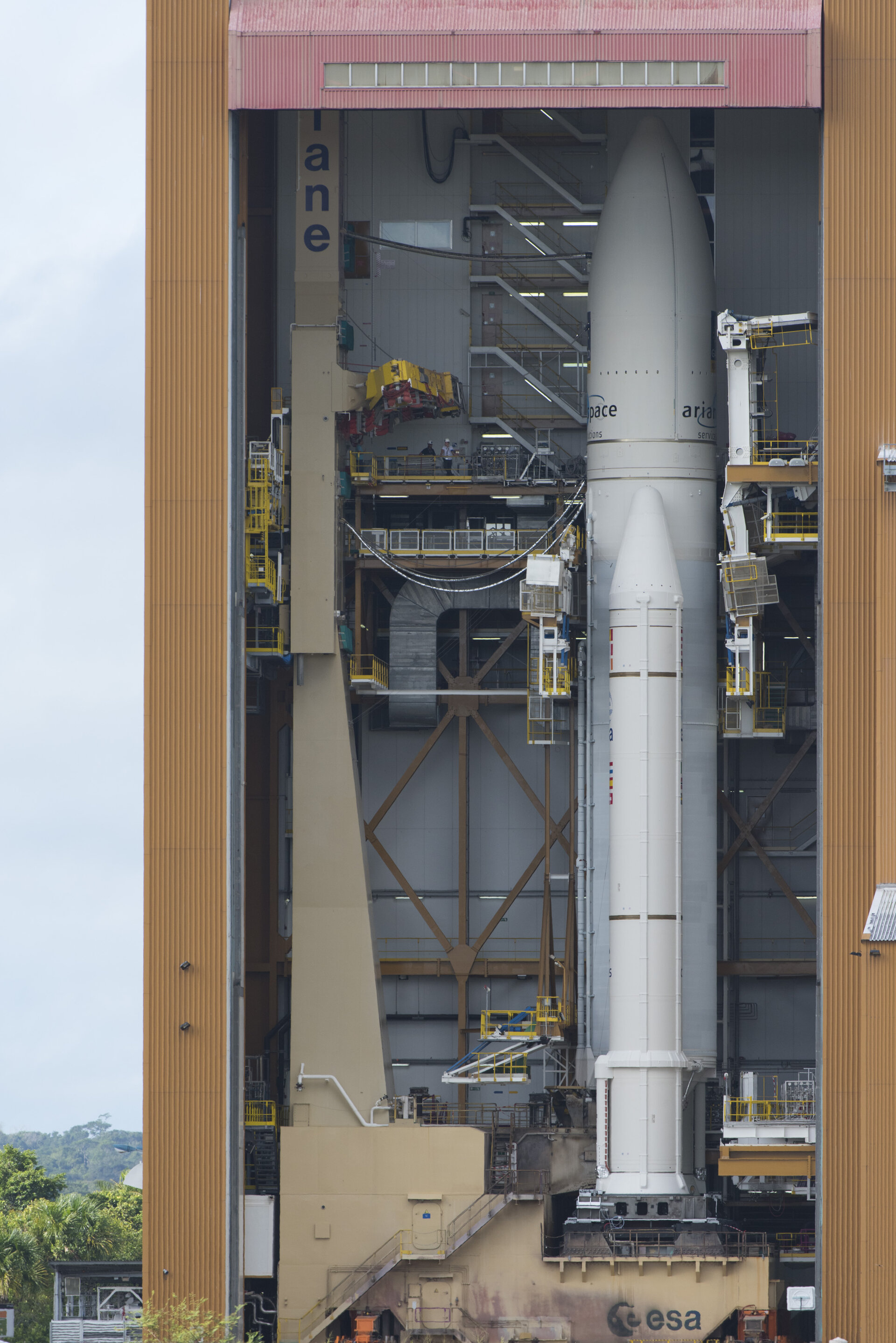 Ariane 5 in the BAF ready for transfer to the launch pad