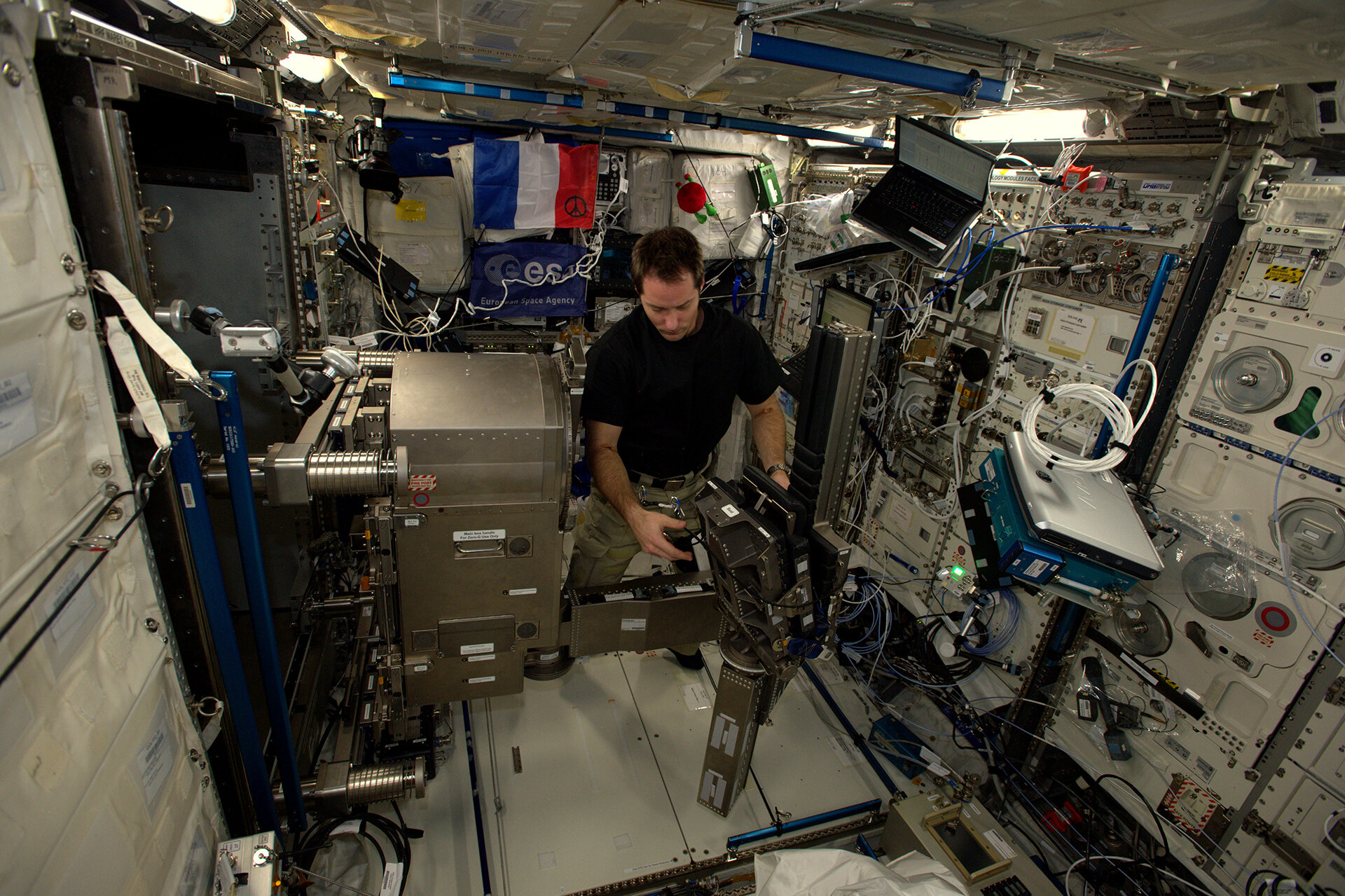 Lihasatroofia uurimise ja treeningsüsteem Mares on kolm ühes süsteem ISS-il, et jälgida treeningu ajal astronautide lihaseid. Sel nädalal paigaldab ESA astronaut Thomas Pesquet masina Euroopa Columbuse kosmoselaborisse. Allikas: ESA/NASA.